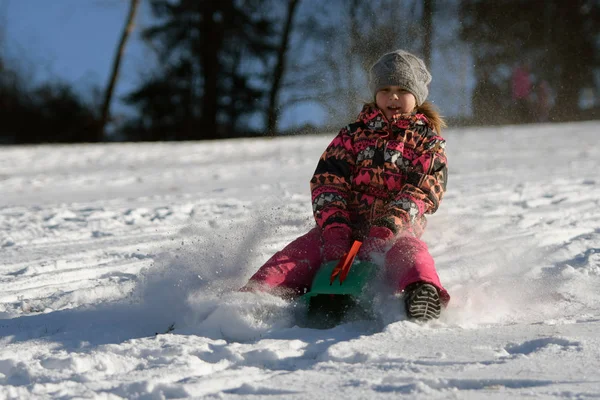 Glückliches Kleines Mädchen Beim Rodeln Den Hügel Hinunter Einem Verschneiten — Stockfoto