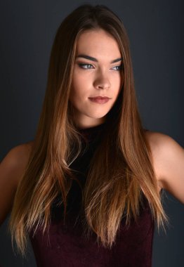 Stüdyoda poz siyah elbiseli güzel seksi beyaz kadın