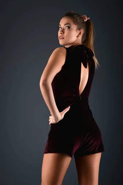 Schöne sexy weiße Frau im schwarzen Kleid posiert im Studio — Stockfoto