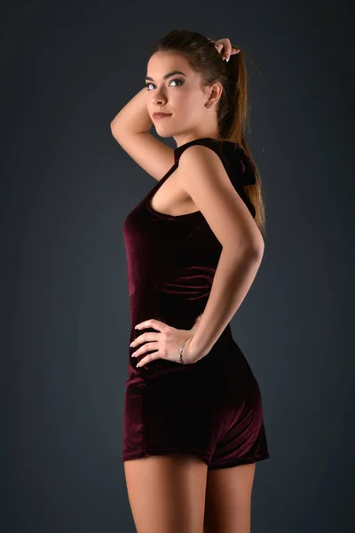 Vacker sexig vit kvinna i svart klänning poserar på studio — Stockfoto