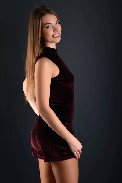 Mooie sexy witte vrouw in zwarte jurk poseren in studio — Stockfoto