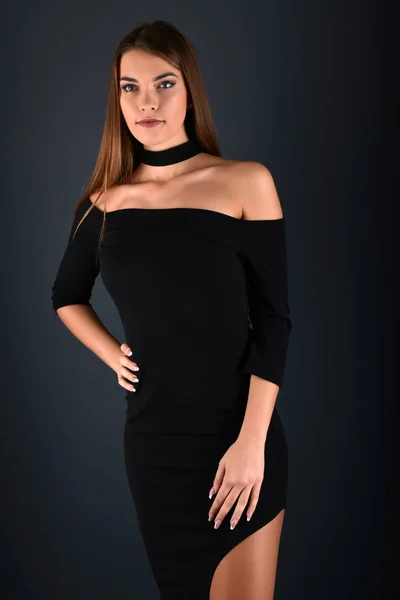 Bella donna bianca sexy in abito nero in posa in studio — Foto Stock