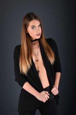 uzun ve parlak dalgalı saçlı kız