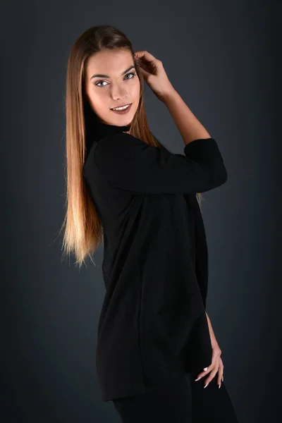 Flicka med lång och glänsande vågigt hår — Stockfoto