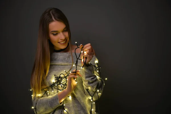 Mooie Vrouw Met Kerstverlichting Studio — Stockfoto