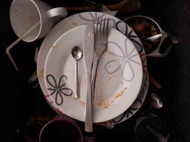 Mutfak lavabosunda yıkanmamış bulaşıklar.