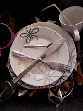 Mutfak lavabosunda yıkanmamış bulaşıklar.