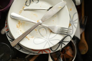 Mutfak lavabosunda yıkanmamış bulaşıklar.