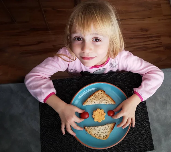 Menina Bonito Com Torradas Tomate Cereja Queijo Vista Superior — Fotografia de Stock