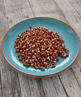 Fasulye salatası tabakta.