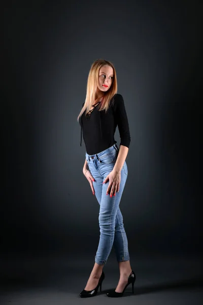 Vacker flicka modell poserar i studion — Stockfoto