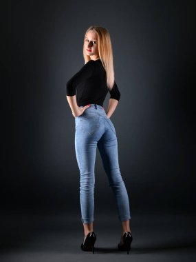 güzel kız model stüdyoda poz