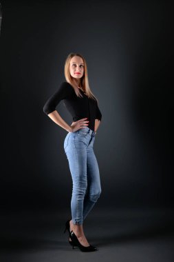 güzel kız model stüdyoda poz