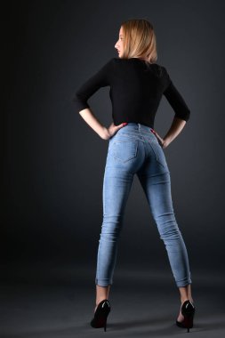 güzel kız model stüdyoda poz