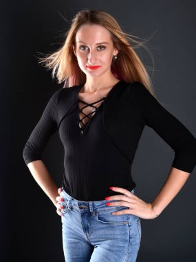 güzel kız model stüdyoda poz