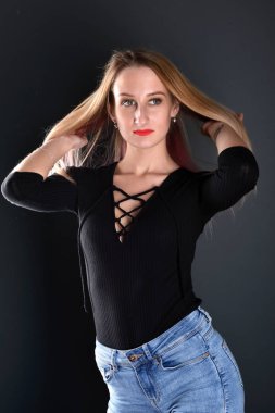 güzel kız model stüdyoda poz