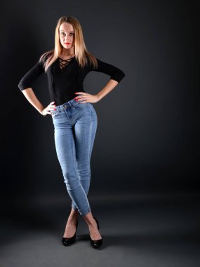 güzel kız model stüdyoda poz