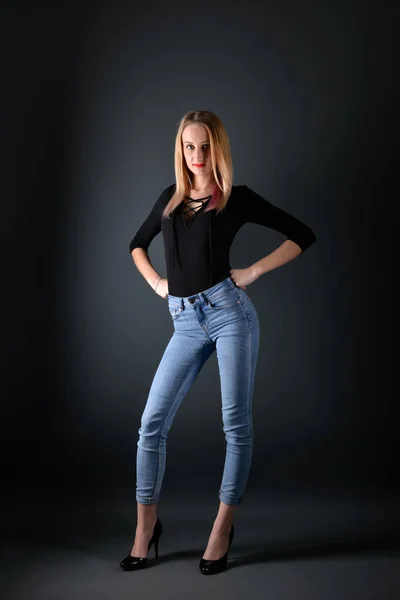 Beautiful girl model posing in the studio — Stock Photo, Image