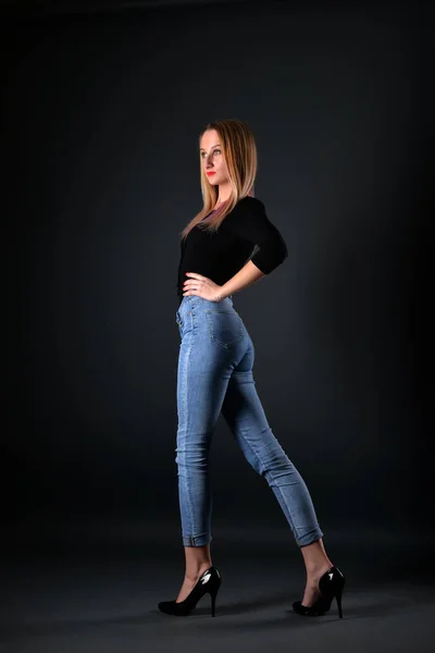 Schöne Mädchen Modell posiert im Studio — Stockfoto