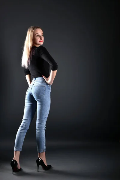 Bella ragazza modello posa in il studio — Foto Stock