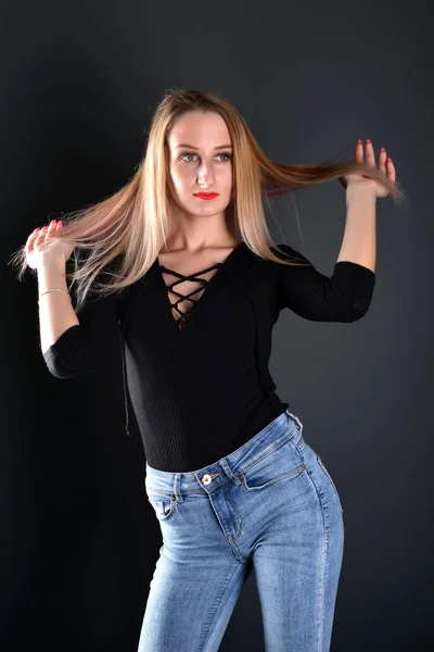 Vacker flicka modell poserar i studion — Stockfoto