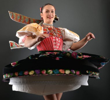 Güzel folklor dansçısı