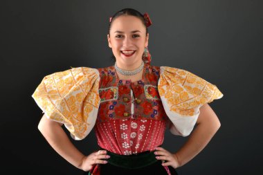 Güzel folklor dansçısı