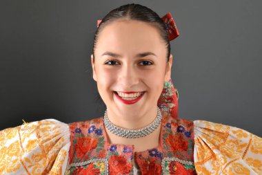 Güzel folklor dansçısı