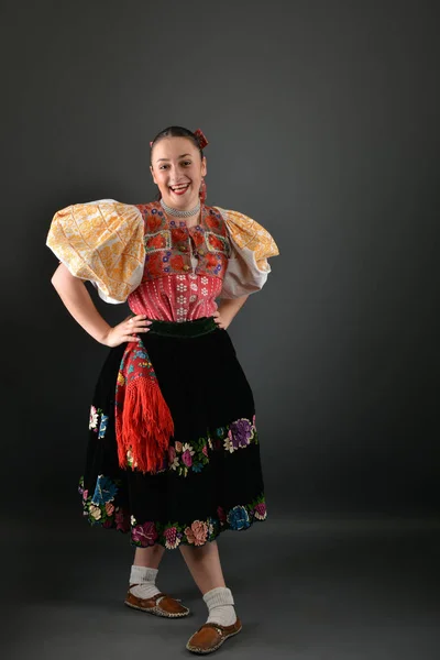 Krásný folklórní tanečnice — Stock fotografie