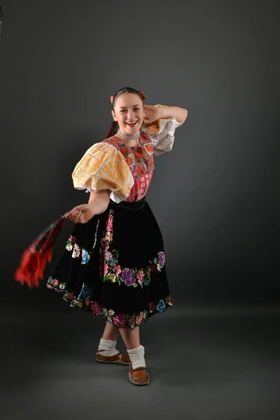 Vackra folklore dansare — Stockfoto