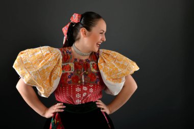 Güzel folklor dansçısı