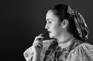 Güzel folklor dansçısı