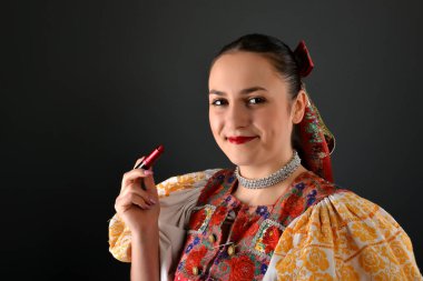 Güzel folklor dansçısı