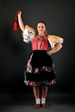 Güzel folklor dansçısı