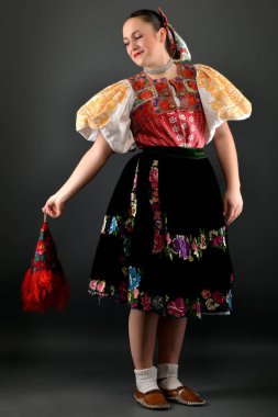 Güzel folklor dansçısı