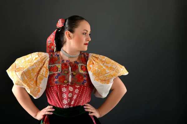 Krásný folklórní tanečnice — Stock fotografie