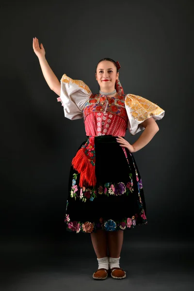 Güzel folklor dansçısı — Stok fotoğraf