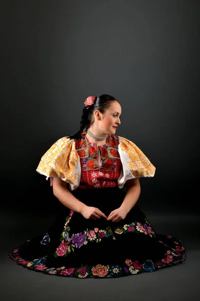 Gyönyörű folklór táncos — Stock Fotó