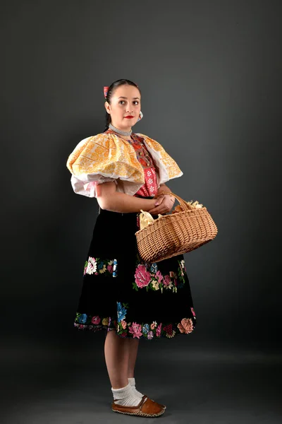Bela dançarina folclórica — Fotografia de Stock
