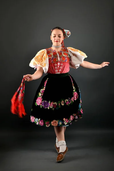 Güzel folklor dansçısı — Stok fotoğraf