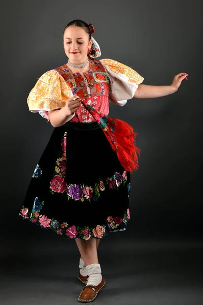 Krásný folklórní tanečnice — Stock fotografie