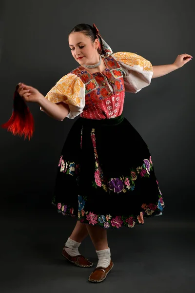 Прекрасный фольклорный танцор — стоковое фото