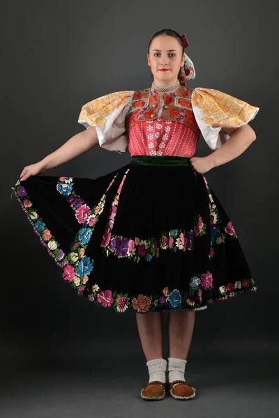Krásný folklórní tanečnice — Stock fotografie