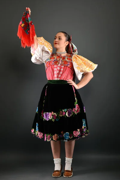 Krásný folklórní tanečnice — Stock fotografie