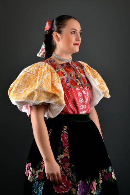 Slovakça folklor dansçısı