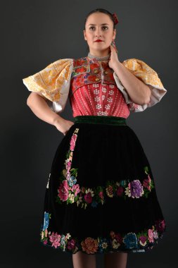 Slovakça folklor dansçısı
