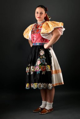 Slovakça folklor dansçısı
