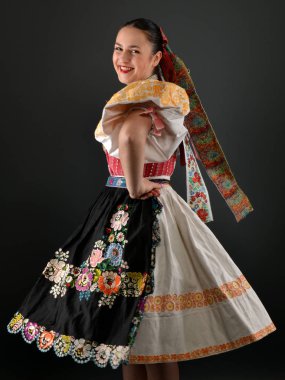 Slovakça folklor dansçısı