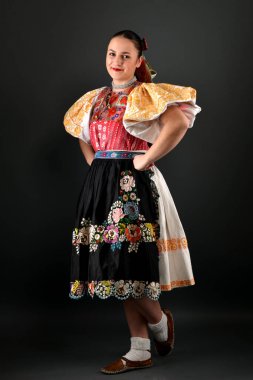 Slovakça folklor dansçısı
