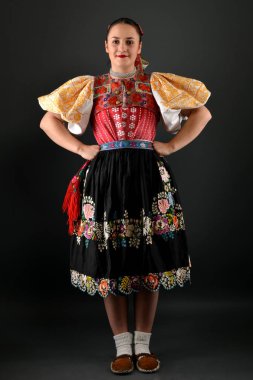 Slovakça folklor dansçısı